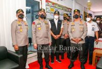 Komjen Pol Agung Budi Maryoto, saat meninjau langsung Pos Pelayanan di Lamongan. (29/04)