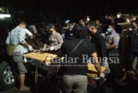 Jenazah pada saat dikeluarkan di dalam mobil untuk dilakukan otopsi oleh petugas (06/04)