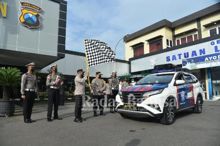 Kapolres Lamongan, AKBP Miko Indrayana saat memberangkatkan mobil Incar Polri. (IST)