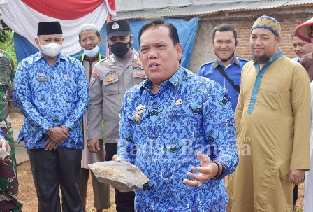 Wakil Bupati Lamtim Azwar Hadi memberi sambutan sekaligus peletakan Batu pertama Pembangunan Masjid Baitul Qur’an, Dusun Lebak Budi Desa Pasar Sukadana Kecamatan Sukadana senin (17/01/2022) (IST)