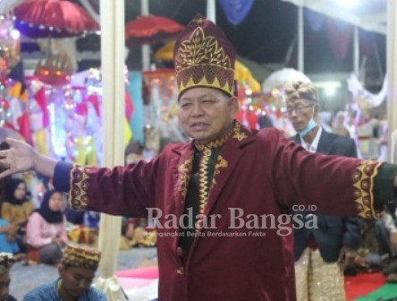  Bupati Lampung Timur M.Dawam Rahardjo bergelar Suttan Mangku Bumei mengahadri sekaligus memberikan sambutan dalam acara Cangget Mepadun di Buay Nuat Kedaton Induk kecamatan Batanghari Nuban, Lampung Timur, Sabtu (08/01/22) dini hari (IST)