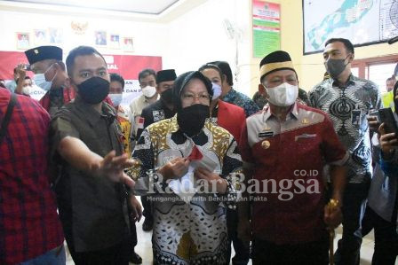  Berkunjung dikecamatan Pekalongan, Kabupaten Lampung Timur Menteri Sosial Tri Rismaharini instruksikan agar bantuan dapat dimaksimalkan dalam pembagian ditengah-tengah masyarakat (IST)