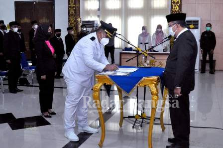 Sekretaris Daerah H. Lekok, M.M., melantik dan mengambil sumpah Jabatan Pejabat Administrator (Eselon III) dan Pejabat Pengawas (Eselon IV). Acara berlangsung di Aula Tapis, Setdakab Lampung Utara, Kamis (21/04/2022)