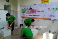 Giat Laznas BMH Jatim bersih-bersih masjid dalam menyambut bulan suci Ramadhan 1443 H (IST)