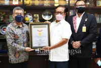 MURI menyerahkan sertifikat Rekor MURI tersebut kepada pihak AICE GROUP dan Kementerian Pemuda dan Olahraga (Kemenpora) di Kantor Kemenpora, Jakarta pada Rabu (27/4)  (IST)