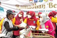 Para organisasi wanita di Kota Pasuruan berbgai takjil kepada masyarakat