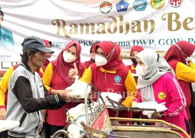 Para organisasi wanita di Kota Pasuruan berbgai takjil kepada masyarakat