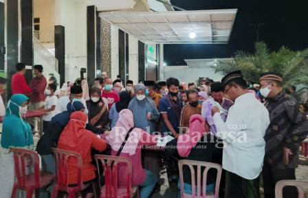Ratusan waga Desa Japanan ikut Vaksin usai Sholat Tarawaih di Masjid Ussisa Alattaqwa (Dok Foto Istimewah Zaqqi)