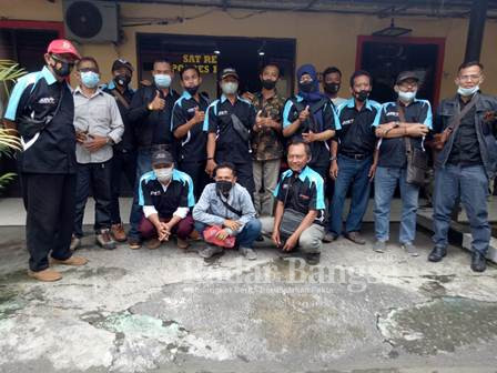 Anggota AJB dan Lsm saat Foto bersama didepan ruangan Satreskrim Polres Pasuruan (IST)