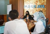 (Baju hitam) Putu Ghita menjalani perannya sebagai General Manager PLN dalam satu hari (IST)