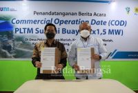 Direktur PT Landasan Tata Laksana Energi, Ade Rusli  saat menanda tangani berita acara kerjasama (IST)