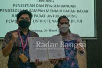 (Kanan) Manager PLN Unit Pelaksana Pembangkitan (UPK) Singkawang Erfan Julianto 