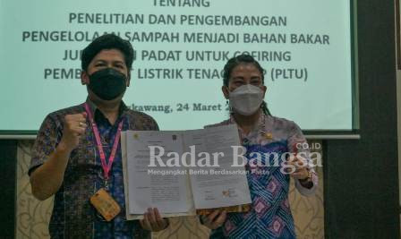 (Kanan) Manager PLN Unit Pelaksana Pembangkitan (UPK) Singkawang Erfan Julianto 