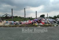 Tumpukan sampak yang menggunung dan  berserakan hingga meluber di jalan poros Desa Moropelang arah menuju  Desa Keongan (09/04)