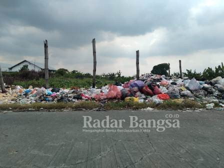 Tumpukan sampak yang menggunung dan  berserakan hingga meluber di jalan poros Desa Moropelang arah menuju  Desa Keongan (09/04)