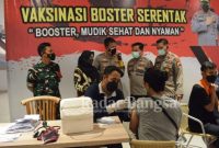 Kapolresta Sidoarjo Kombes Pol. Kusumo Wahyu saat memantau vaksinasi Booster (IST)