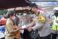 Kapolresta Sidoarjo Kombes Pol. Kusumo Wahyu Bintoro saat bagikan Takjil (IST)