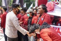 Kapolresta Sidoarjo Kombes Pol. Kusumo Wahyu Bintoro saat menyapa para mahasiswa  (IST)