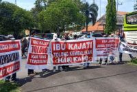 Puluhan warga mengatasnamakan Forum Masyarakat Peduli Hukum, bersama Miftakhul Roiyan, korban keadilan kasus mafia tanah di Tambakoso, Waru, Sidoarjo, melakukan unjukrasa ke kantor Kejari Sidoarjo, Jl. Sultan Agung. Rabu (13/4/2022) 