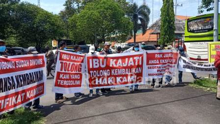 Puluhan warga mengatasnamakan Forum Masyarakat Peduli Hukum, bersama Miftakhul Roiyan, korban keadilan kasus mafia tanah di Tambakoso, Waru, Sidoarjo, melakukan unjukrasa ke kantor Kejari Sidoarjo, Jl. Sultan Agung. Rabu (13/4/2022) 