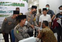 Kapolresta Sidoarjo Kombes Pol. Kusumo Wahyu Bintoro dan Wakapolresta Sidoarjo AKBP Deny Agung Andriana bersama Forkopimka Krian turut hadir memantau jalannya vaksinasi (IST)