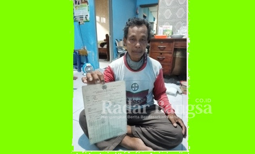 ABD Waras Ahli waris menunjukan bukti Surat Petok D ( Dok Foto Editor RB)