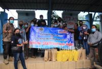 Persatuan Wartawan Indonesia (PWI) Kabupaten Sidoarjo membagikan puluhan paket sembako untuk sopir angkot .Jumat (22/4) (IST)