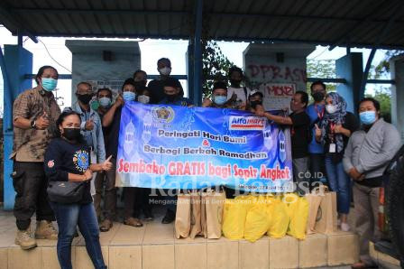 Persatuan Wartawan Indonesia (PWI) Kabupaten Sidoarjo membagikan puluhan paket sembako untuk sopir angkot .Jumat (22/4) (IST)