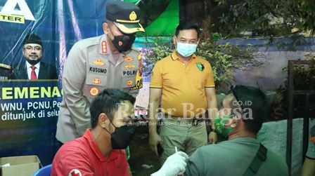 Kapolresta Sidoarjo Kombes Pol Kusumo Wahyu Bintoro meninjau kegiatan vaksinasi bertepatan di Kampung Ramadhan alun-alun Sidoarjo (IST)