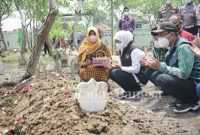 Gubernur Jawa Timur Khofifah Indar Parawansa saat  takziah ke makam korban penembakan KKB (IST)