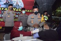 Kapolresta Sidoarjo Kombes Pol. Kusumo Wahyu Bintoro bersama Wakapolresta Sidoarjo AKBP Deny Agung Andriana dan pejabat utama Polresta Sidoarjo, ikut memantau proses vaksinasi (05/04)