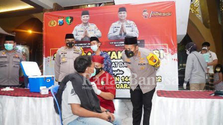  Kapolresta Sidoarjo Kombes Pol. Kusumo Wahyu Bintoro bersama Wakapolresta Sidoarjo AKBP Deny Agung Andriana dan pejabat utama Polresta Sidoarjo, ikut memantau proses vaksinasi yang menyediakan 500 dosis vaksin booster (IST)