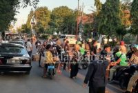 pembagian takjil dilaksanakan di Jalan Raya Gelora Delta Sidoarjo. Kamis (14/4)