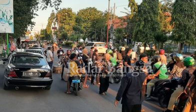 pembagian takjil dilaksanakan di Jalan Raya Gelora Delta Sidoarjo. Kamis (14/4)