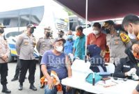 Kapolresta Sidoarjo Kombes Pol. Kusumo Wahyu Bintoro memantua kegiatan vaksinasi para kru bus  (IST)