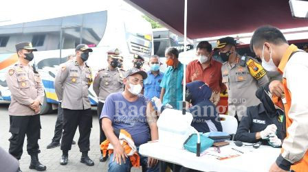 Kapolresta Sidoarjo Kombes Pol. Kusumo Wahyu Bintoro memantua kegiatan vaksinasi para kru bus  (IST)