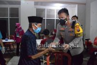 Kapolresta Sidoarjo Kombes Pol. Kusumo Wahyu Bintoro saat berikan Sarung kepada lansia uasi ikut Vaksinasi (IST)