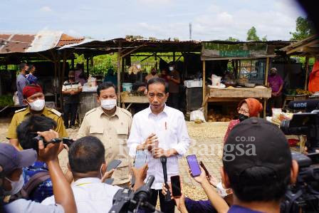 Presiden Jokowi  saat berkunjung ke Pasar Bangkal Baru, Desa Pamolokan Kecamatan Kota Kabupaten Sumenep, Rabu (20/04/2022) (IST)