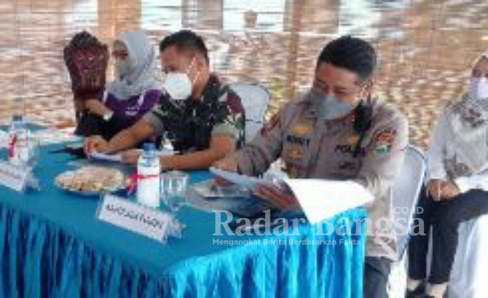 Polsek Pujon menggelar Rakor (Rapat Koordinasi) bersama Muspika Kecamatan Pujon dalam upaya pencegahan dan pengendalian wabah PMK ( Penyakit Mulut dan Kuku), Rabu (25/05)
(Dok Foto IST)