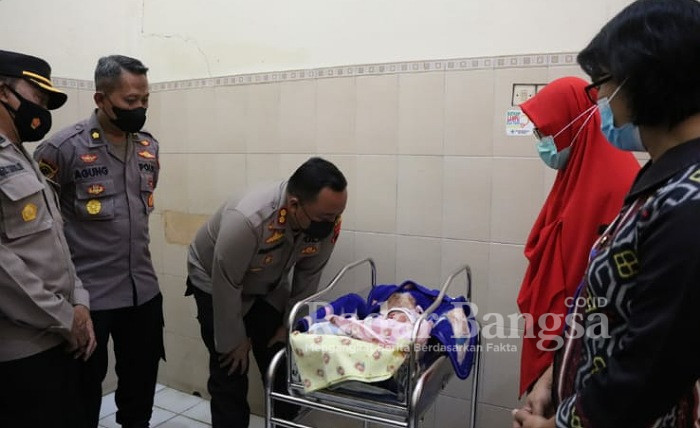 Kapolres Demak AKBP Budi Adhy Buono saat menjenguk bayi  di Puskesmas Mijen, Selasa (31/5/2022). (Dok Foto IST)