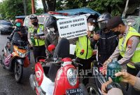 Sejumlah pemudik pengendara roda dua mendapatkan bensin gratis yang mudik keluar kota melalui kawasan Medaeng, Taman-Sidoarjo, Minggu (1/5/2022) pagi