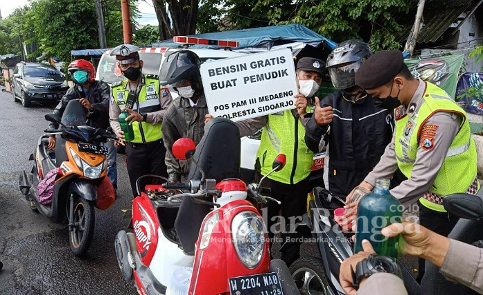 Sejumlah pemudik pengendara roda dua mendapatkan bensin gratis yang mudik keluar kota melalui kawasan Medaeng, Taman-Sidoarjo, Minggu (1/5/2022) pagi