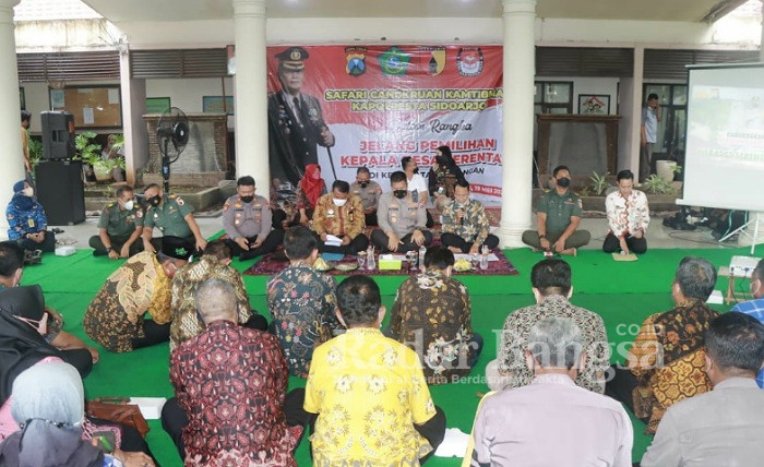 Camat Tulangan Didik Widoyoko, dalam acara Cangkrukan Kamtibmas, Kamis (19/5/2022) (Dok Foto : Humas)