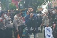 Puluhan mahasiswa yang tergabung dalam Aliansi Mahasiswa dan Masyarakat Peduli Lamongan (AMMPEL) mendatangi kantor Kejaksaan Negeri Lamongan, Jumat (20/5) (Doko Foto : Edi s/RadarBangs.co.id)