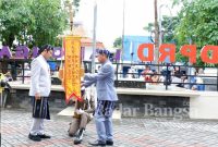 Upacara pembukaan selubung pataka lambang daerah oleh Ketua DPRD Lamongan Abdul Ghofur dan diserahkan kepada Bupati Lamongan Yuhronur Efendi (Dok Foto IST)