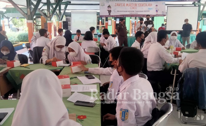 Suasana kegiatan Jaksa Masuk Sekolah di SMPN 2 Surabaya berlangsung aktif dan ceria karena diisi pemateri dari Kejari Tanjung Perak yang bisa menampilkan sifat humanis (Foto : YW)