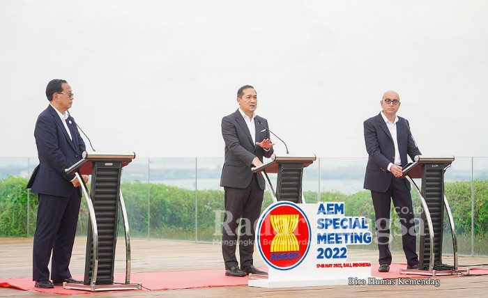 Menteri Perdagangan RI, Muhammad Lutfi menggelar Pertemuan Khusus Para Menteri Ekonomi ASEAN (ASEAN Economic Ministers Special Meeting) yang dilaksanakan di Bali, Rabu (18 Mei). Pertemuan ini diinisiasi bukan oleh negara pimpinan ASEAN yang saat ini dipegang Kamboja, melainkan atas inisiatif Mendag Lutfi. 