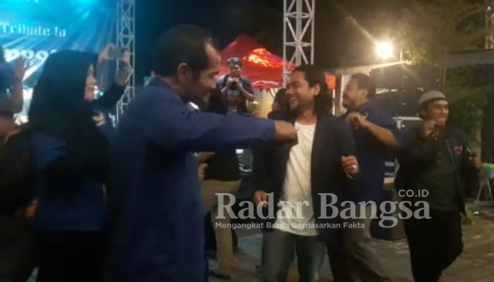 Mas Pipin berjoget bersama Sahabat Ambyar