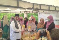 Benny Utama Bupati Pasaman saat mengunjungi produk produk UMKM, seperti kuliner, kerajinan bordir, anyaman, dan industri rumahtangga (IST)