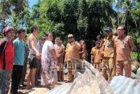 Bupati Pasaman H. Benny Utama saat melakukan peninjauan tiga kampung terdampak musibah banjir Nagari Limo Koto, Kecamatan Bonjol, Senin (30/5) (Dok Foto IST)